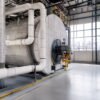 Materiales de aislamiento térmico rígido de alta temperatura instalados en tuberías, calderas, hornos y equipos industriales para mejorar la eficiencia energética